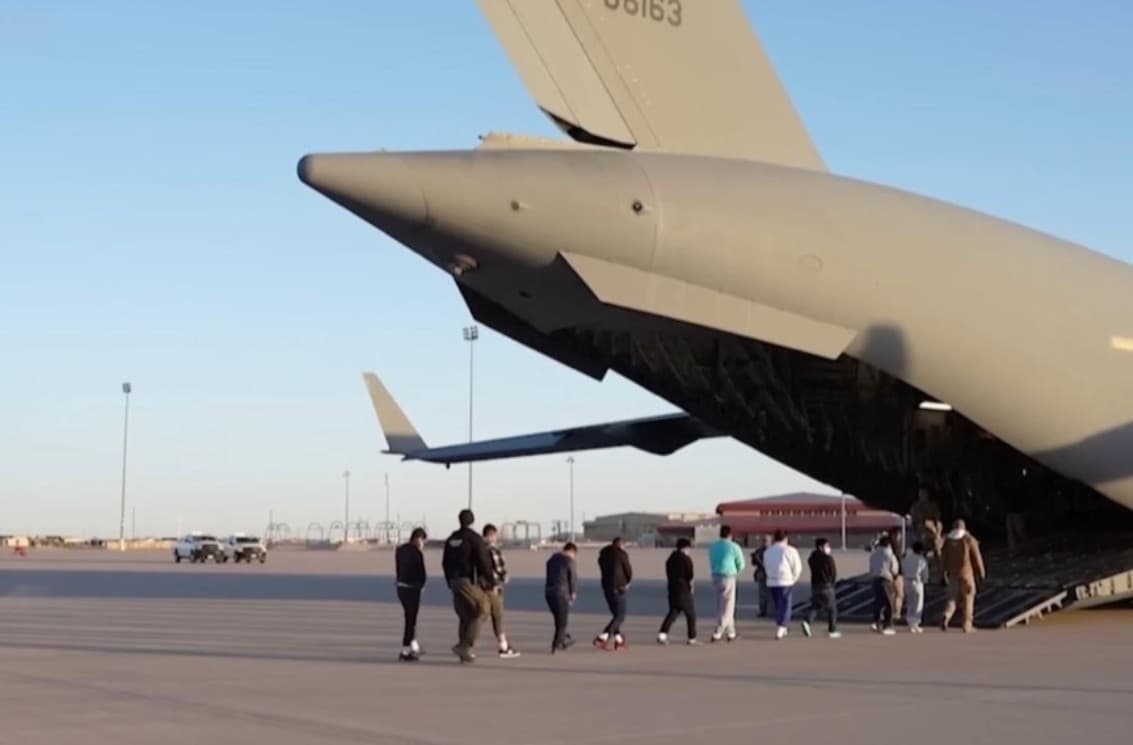 Rușii expulzați din Statele Unite sunt înrolați de Rusia pe aeroportul din Moscova, imediat după aterizare