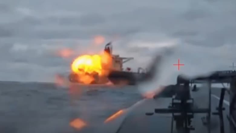 VIDEO // Momentul în care dronele marine ucrainene atacă și avariază un alt petrolier al „flotei fantomă” rusești în Marea Neagră