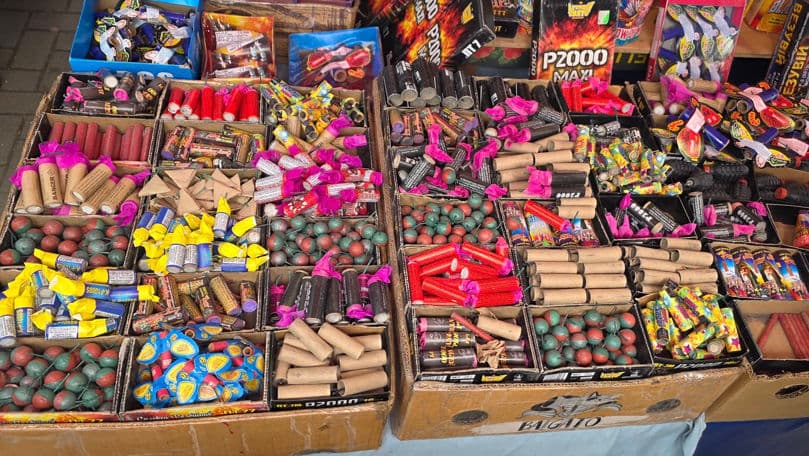 Petarde și focuri de artificii ilegale de 60 de mii de lei, ridicate de polițiști