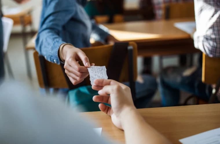 Măsuri împotriva copiatului la examene. Peste 20 de directori și profesori din șapte raioane ale R. Moldova, sancționați