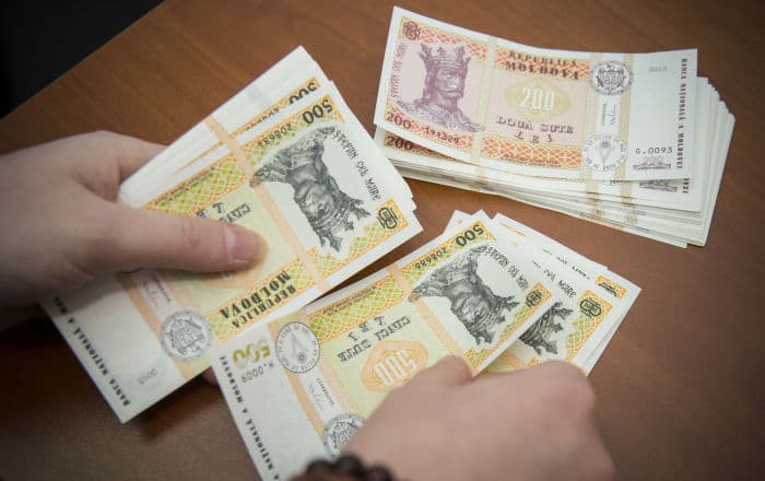 Plățile compensatorii pentru salariile mai mici de 6 300 de lei, votate în prima lectură