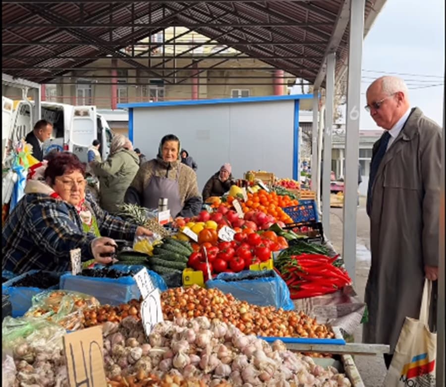 Premierul Munteanu, la piața din Călărași: Vă îndemn să căutați produsele autohtone, care poartă gustul muncii fermierilor și producătorilor noștri