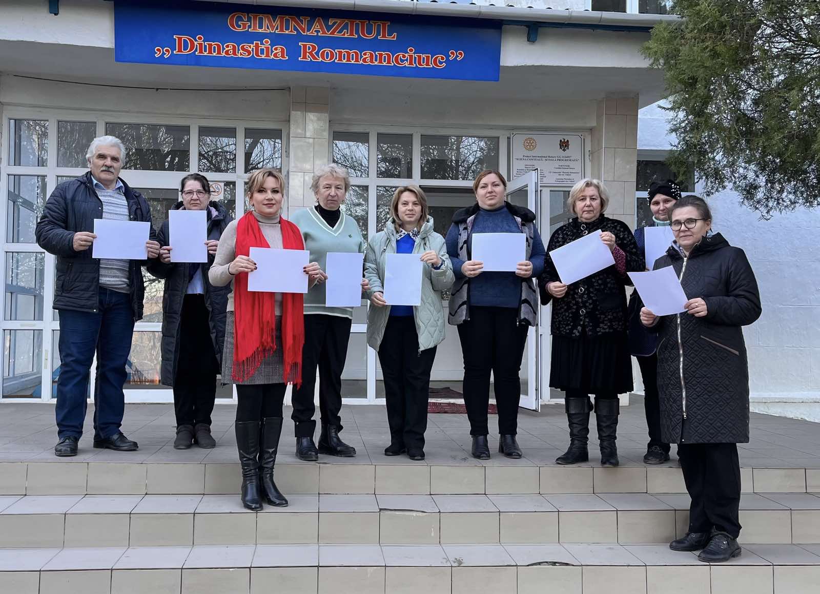 Manifest cu foi albe în școlile din R. Moldova. Profesorii cer demnitate pentru educație