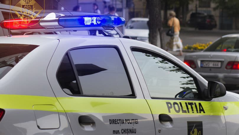 A atacat un polițist și a încercat să-i ia arma. Un tânăr, condamnat la un an de detenție