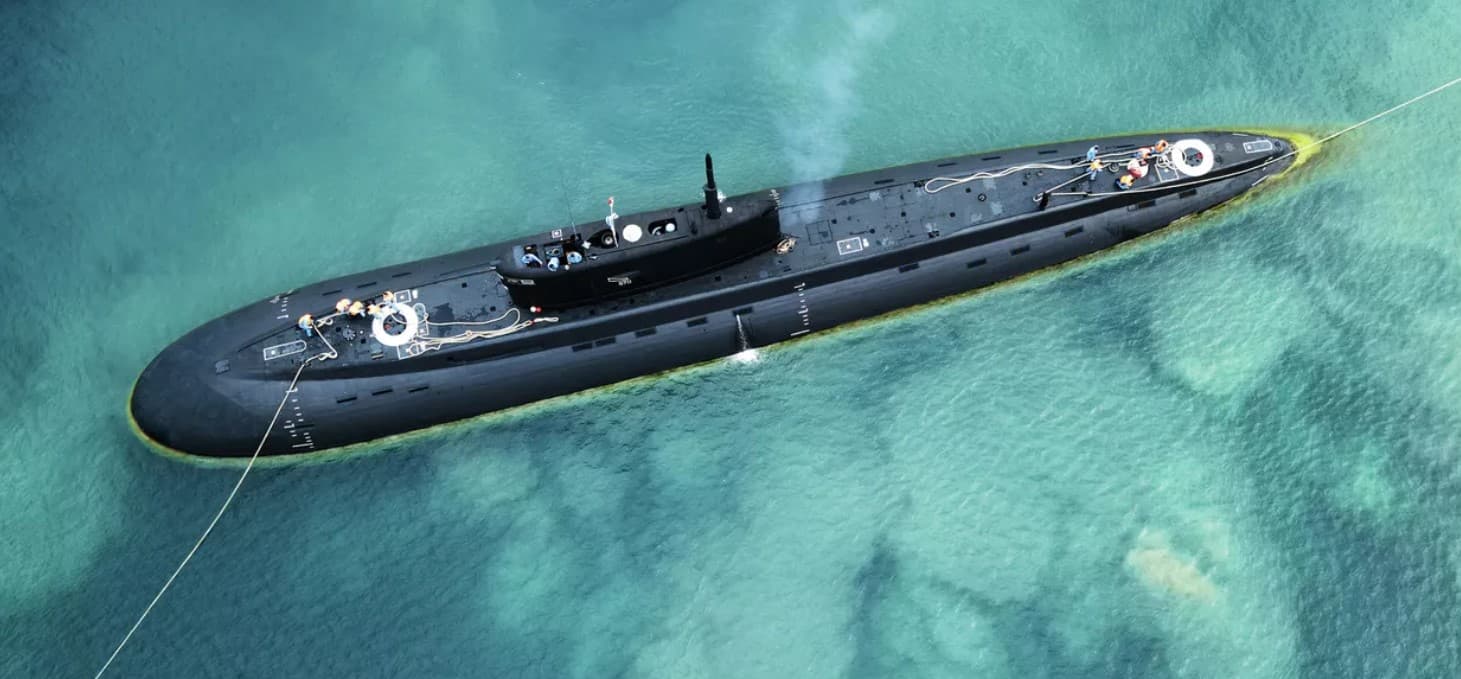 ANALIZĂ OSINT // Vopseaua trădează victima. Submarinul lovit la Novorossiysk este B-271 „Kolpino”, cel mai modern „ucigaș tăcut” al Flotei ruse din Marea Neagra
