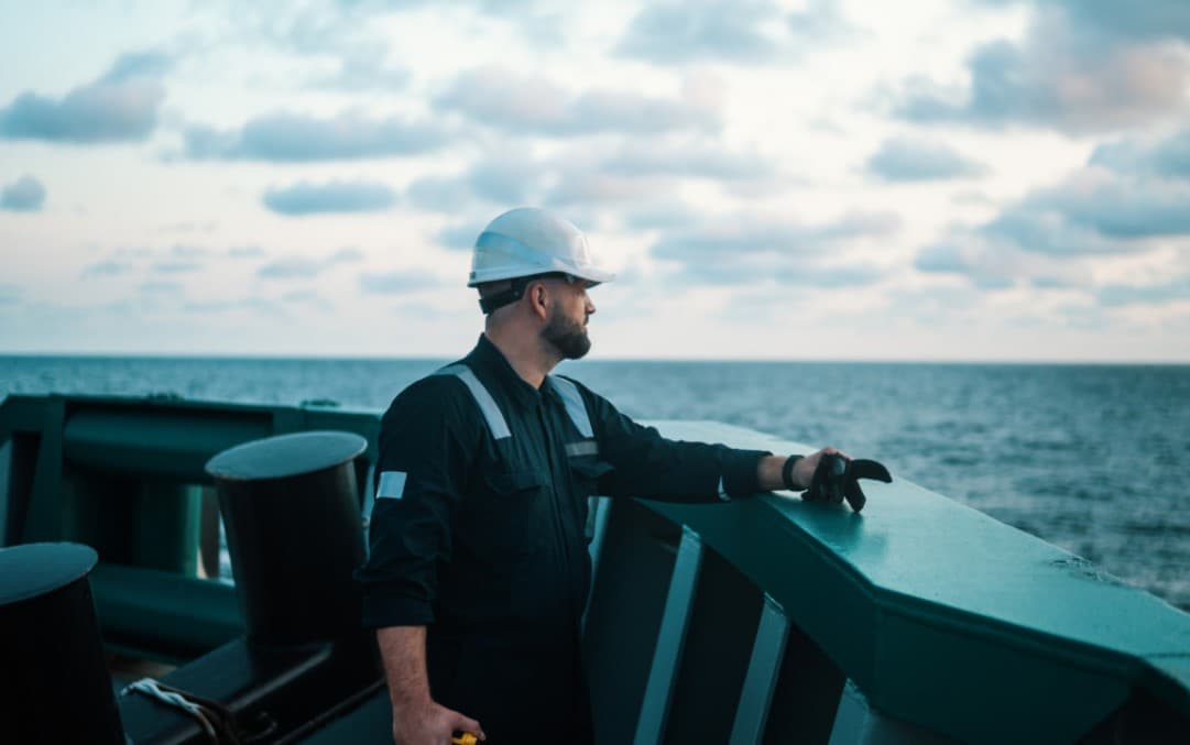 Marinari-spioni se urcă pe flota fantomă a Rusiei chiar când navele ies din port. Sarcina lor e legata de război