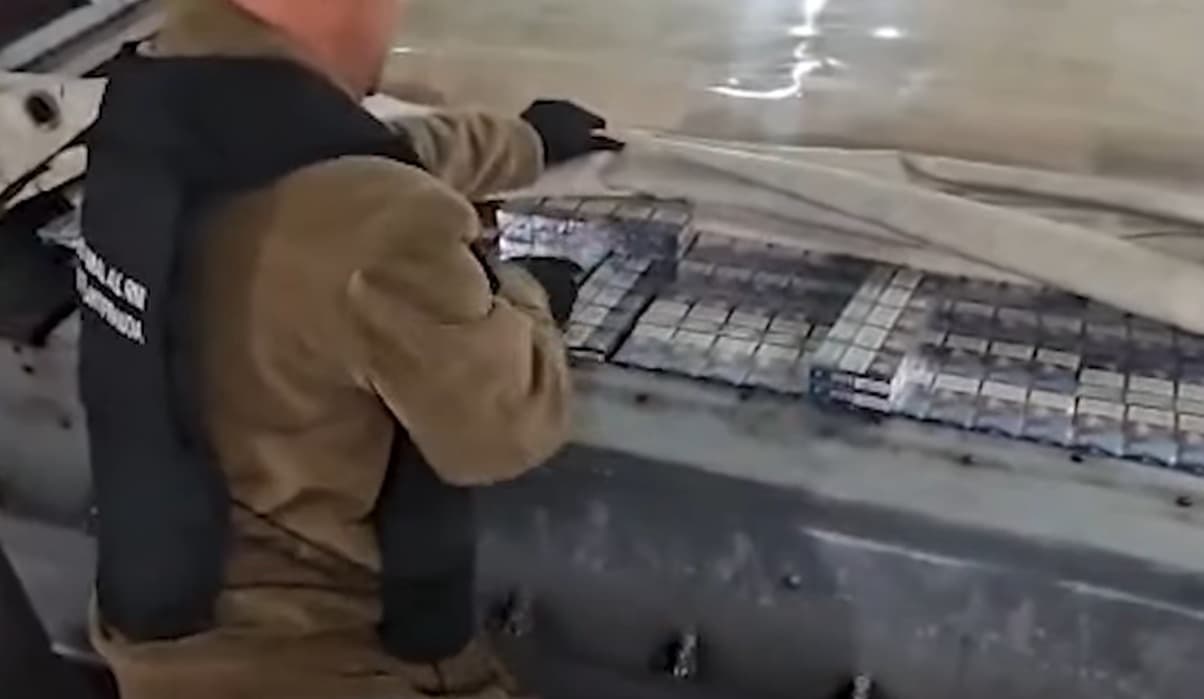 VIDEO // Doi bărbați și o femeie, suspectați de tentativa de contrabandă cu 1 milion de țigări. Cazul, trimis în judecată
