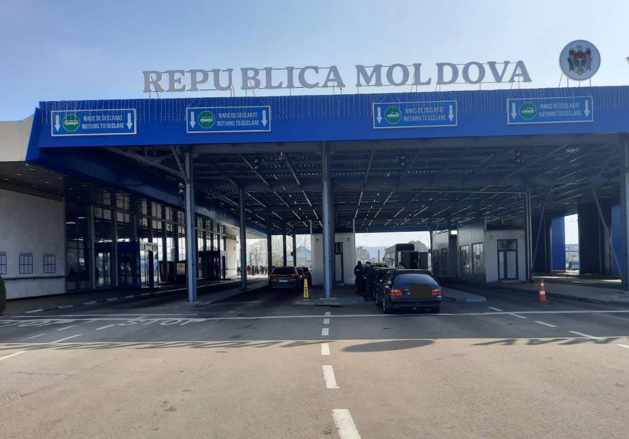 Podul de pe Nistru, avariat de dronele rusești // Se redeschid parțial punctele de trecere a frontierei moldo-ucrainene
