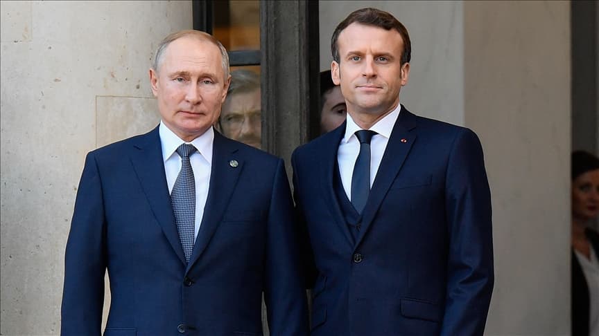 Kremlinul anunță că Vladimir Putin este pregătit să discute cu Emmanuel Macron