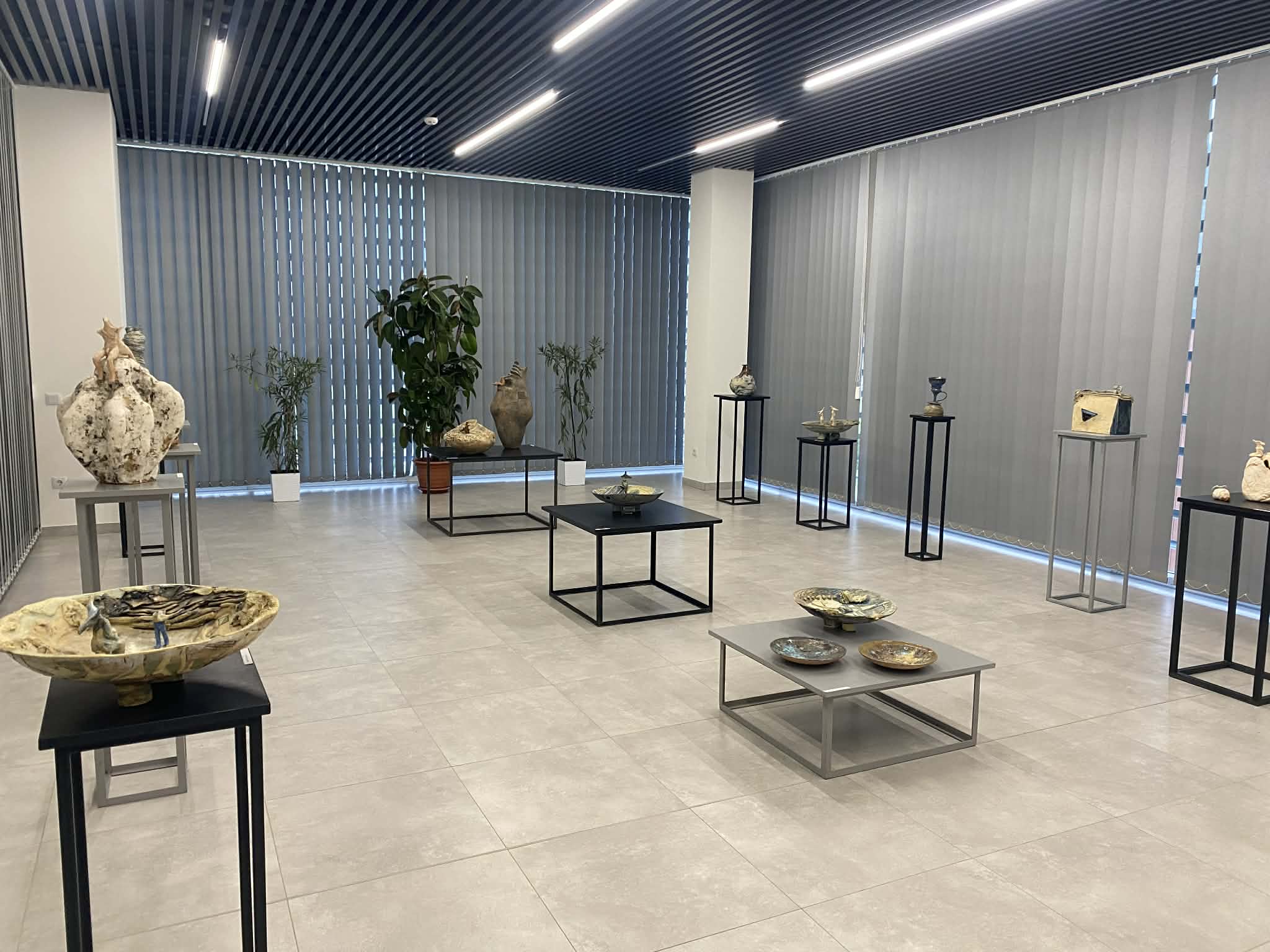 FOTO // Inaugurare inedită la Orheiul Vechi. O expoziție a Elenei Frunze aduce o nouă întruchipare simbolică de suflet, pământ și foc