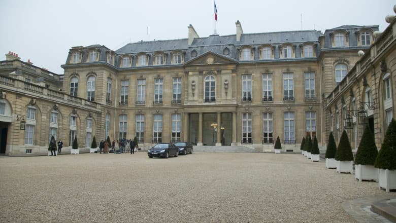 Furt în fieful lui Macron. Un majordom de la Palatul Elysee este acuzat că a sustras tacâmuri de argint în valoare de 40 000 de euro