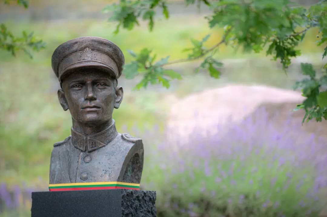 Bărbați condamnați la închisoare, în Lituania, după ce au vandalizat statuia unui erou național la ordinele spionajului militar rusesc