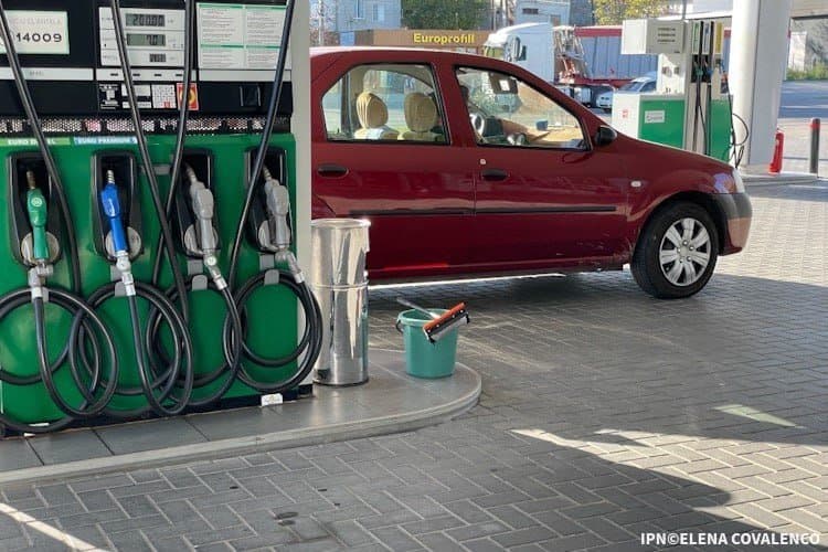 Carburanții ating cele mai mici prețuri din ultimii aproape patru ani