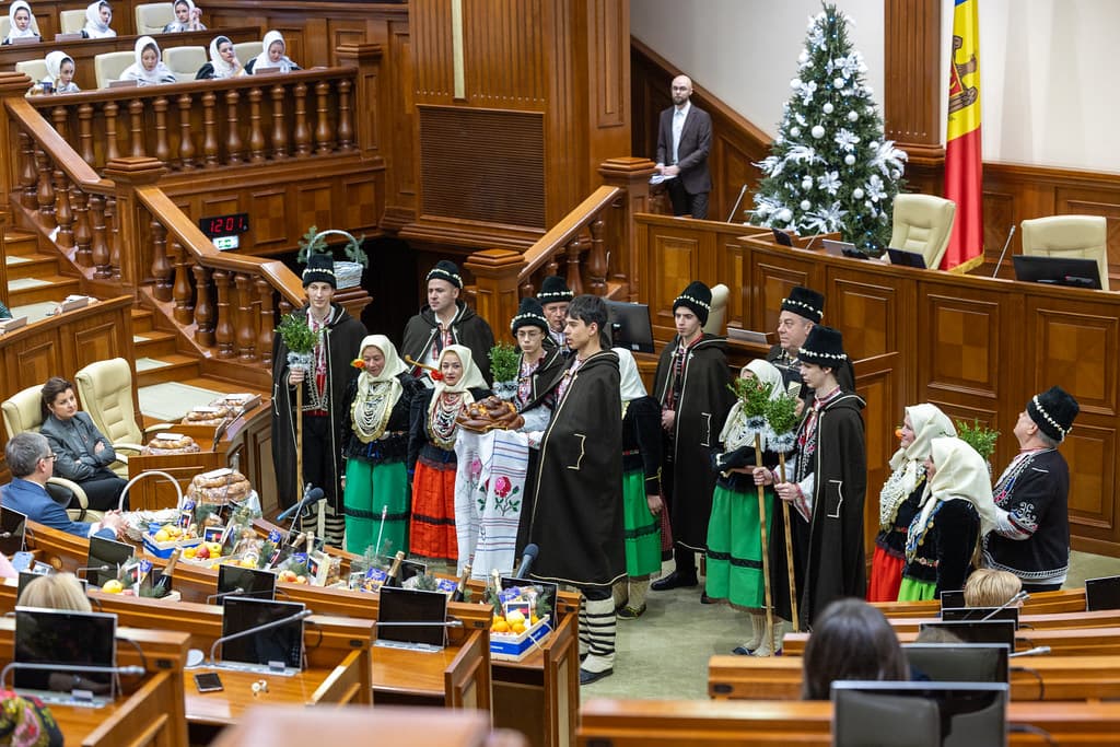 Aho, aho în Parlament! Peste 620 de colindători și urători au adus spiritul sărbătorilor de iarnă
