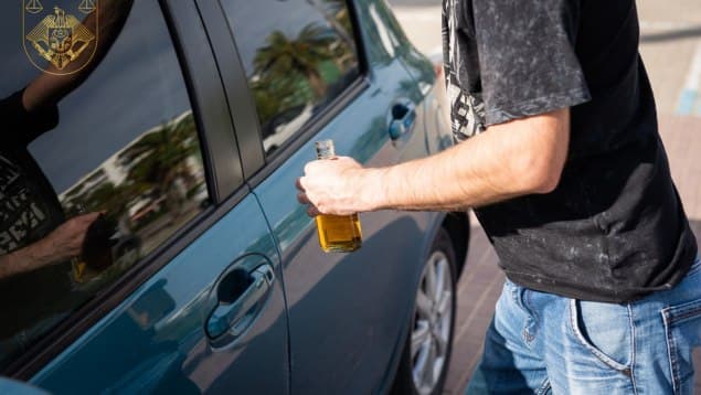 A jefuit un vecin și a urcat beat la volanul unui automobil furat. Un tânăr din capitală, trimis după gratii pentru mai multe infracțiuni