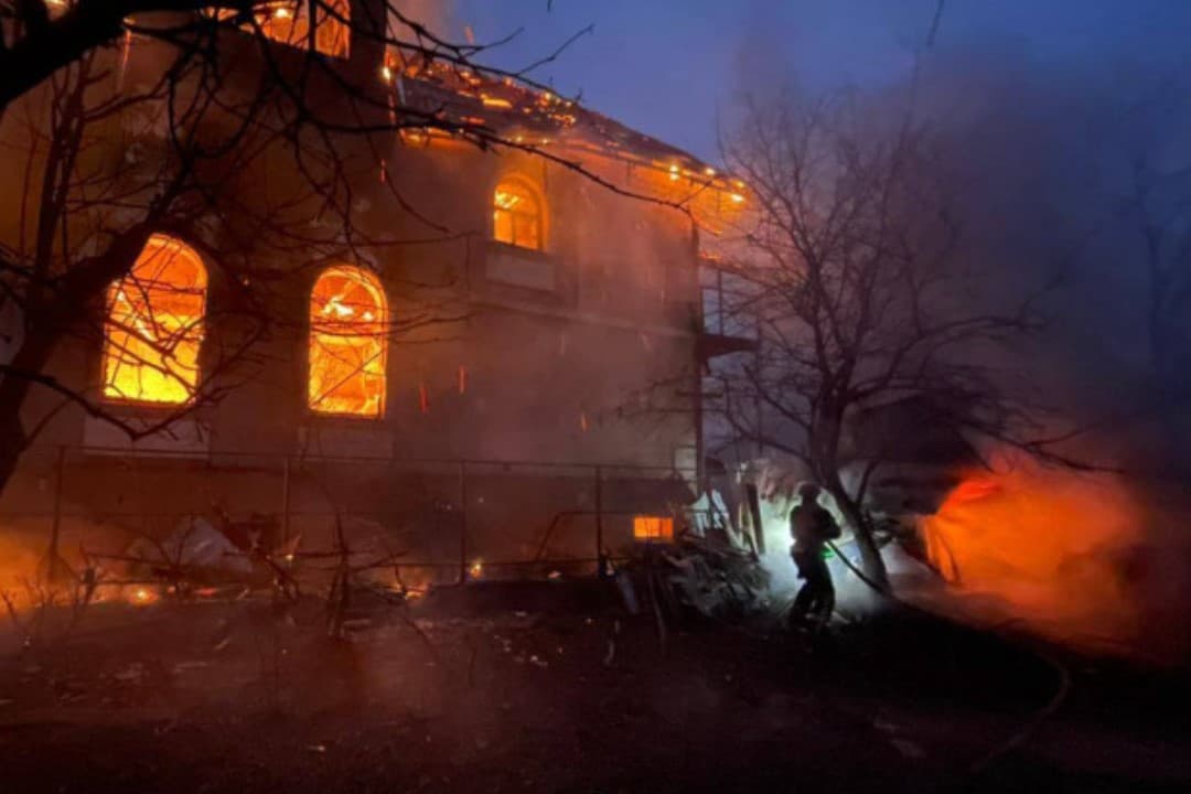 Dronele și rachetele rusești bombardează Ucraina înaintea întâlnirii dintre Volodimir Zelenski și Donald Trump