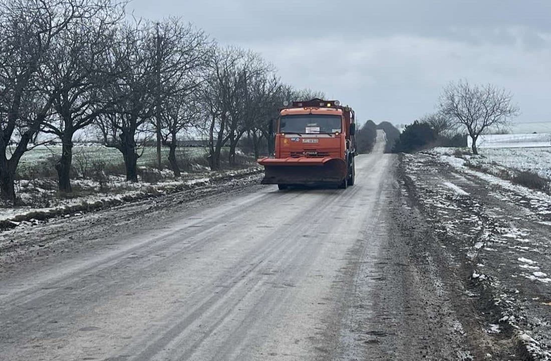 Circa 100 de utilaje au fost mobilizate pe drumurile din R. Moldova