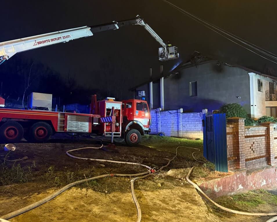 Un complex locativ din capitală, cuprins de flăcări. Opt echipe de pompieri au fost trimise pentru lichidarea focului