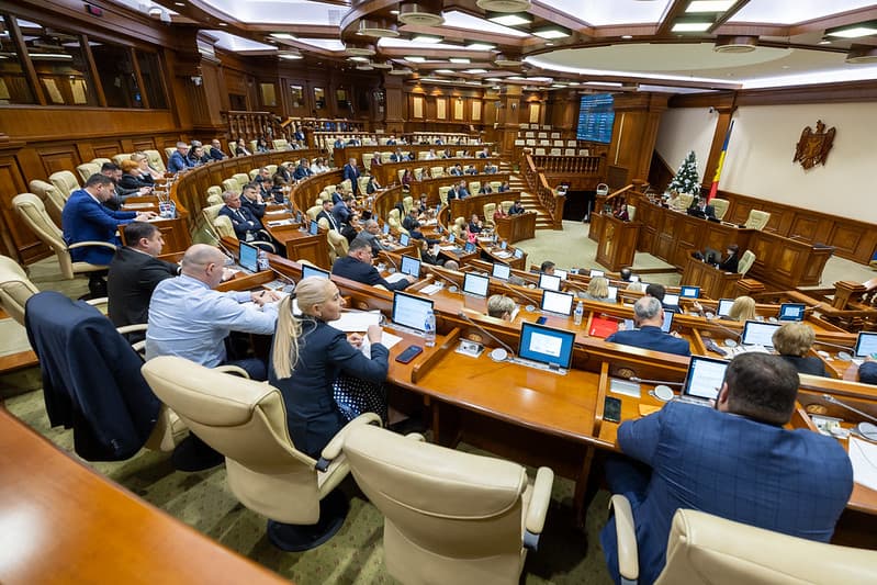 Medierea devine obligatorie în anumite litigii. Parlamentul a votat legea în lectura a doua