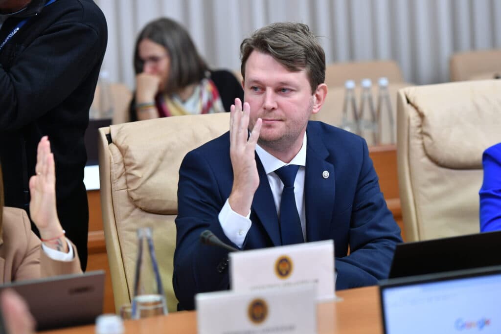 Ministrul Finanțelor: „Instituirea moratoriului nu interzice angajările suplimentare, ci doar impune o argumentare a necesității și o coordonare a deciziei”