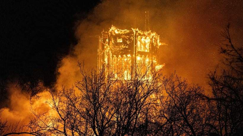 Amsterdam: Un incendiu uriaş a distrus o biserică din secolul al XIX-lea