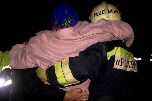 O casă de locuit din Vadul lui Vodă, cuprinsă de flăcări. O bătrână imobilizată la pat, salvată de pompieri