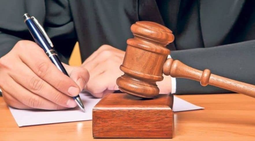 Un avocat, condamnat la închisoare pentru tentativa de a influența judecătorii în favoarea unui client