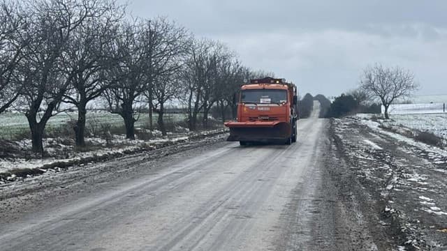 Circulație în siguranță pe drumurile Moldovei: 8 tone de material antiderapant, 3 tone de sare
