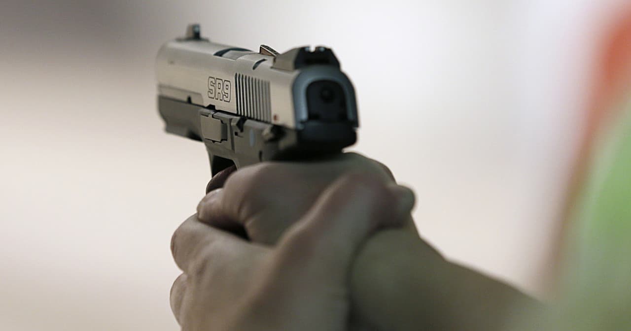 Bărbat reținut la Ceadîr-Lunga după ce ar fi tras cu arma într-o mașină în care se aflau fosta soție și copilul acesteia