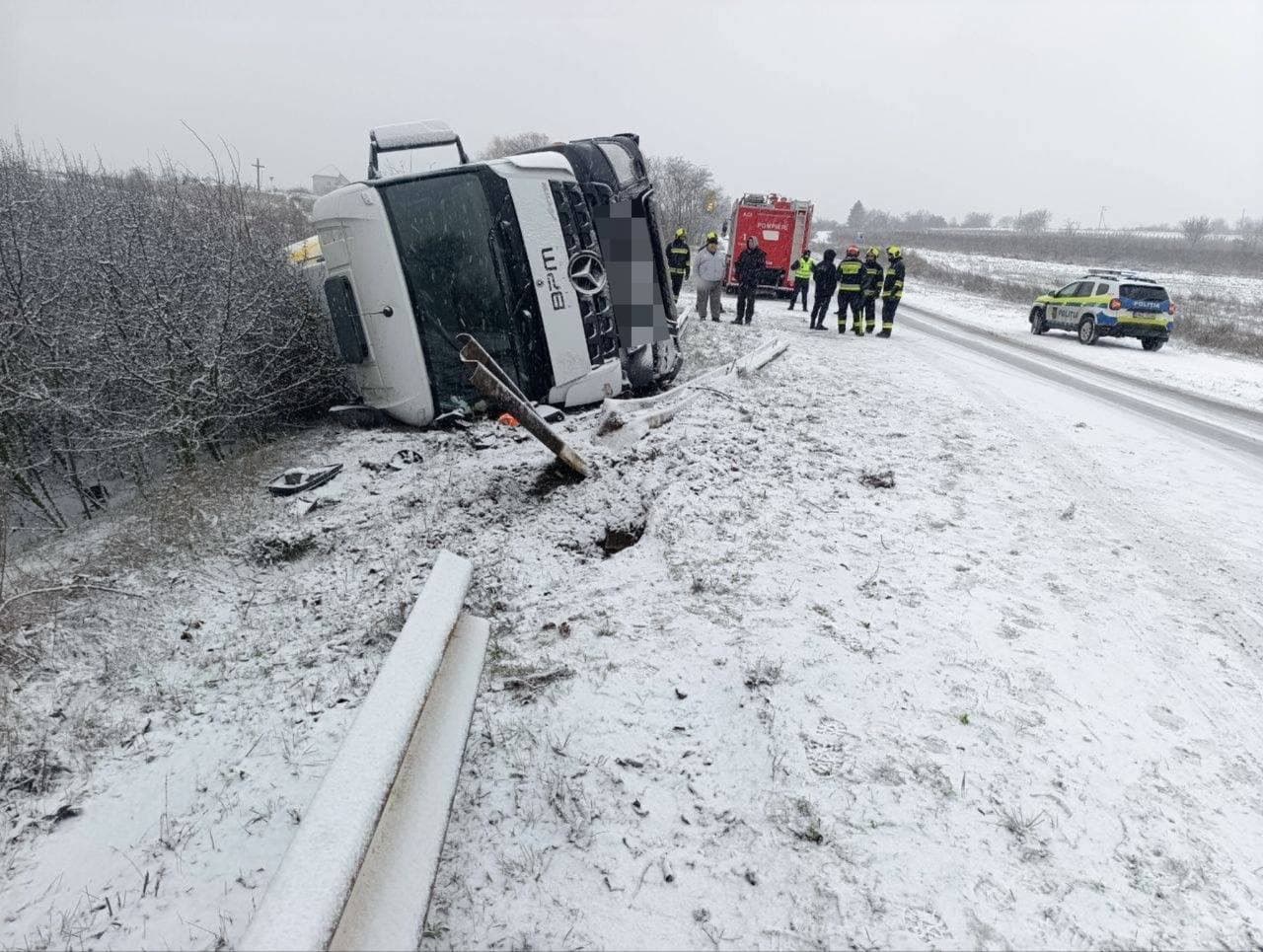 Galerie FOTO // Haos pe traseele naționale! Mai multe accidente din cauza ninsorii