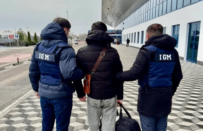 VIDEO // A lansat artificii în mulțimea adunată de Revelion în PMAN. Un cetățean azer, expulzat din R. Moldova