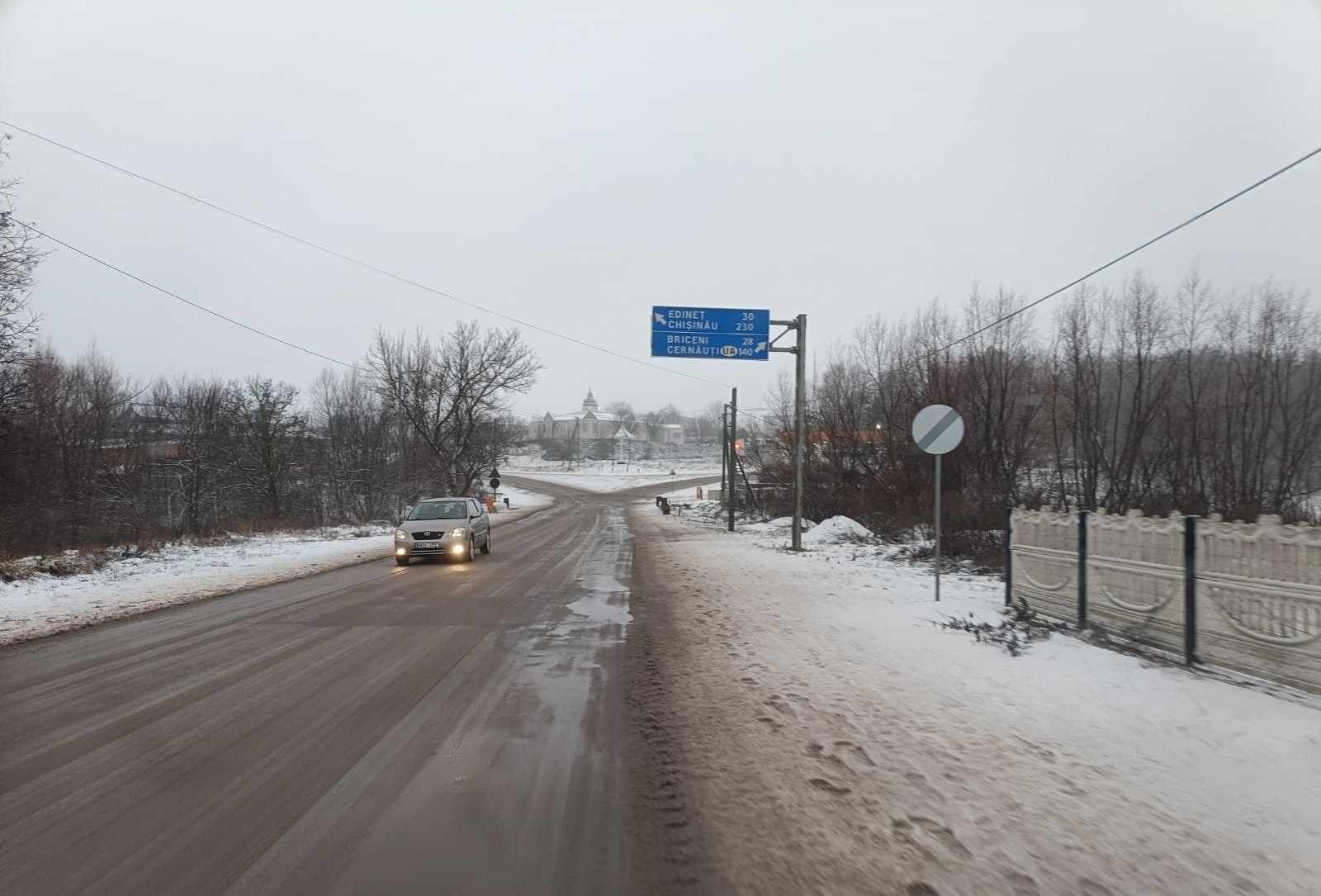 Șoferii, îndemnați la prudență: ceață densă și polei pe drumuri