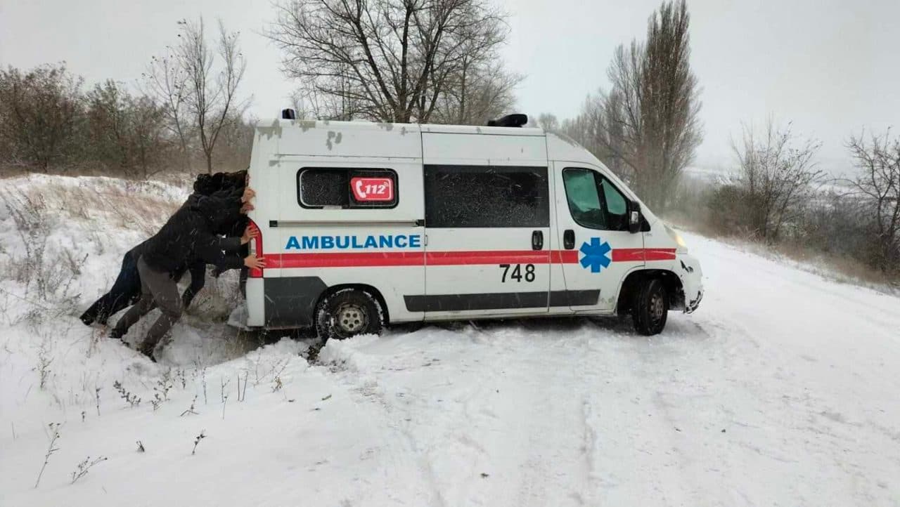 Ambulanțe și autoturisme, blocate pe drumurile naționale din cauza ghețușului. Zeci de intervenții ale salvatorilor în ultimele 24 de ore