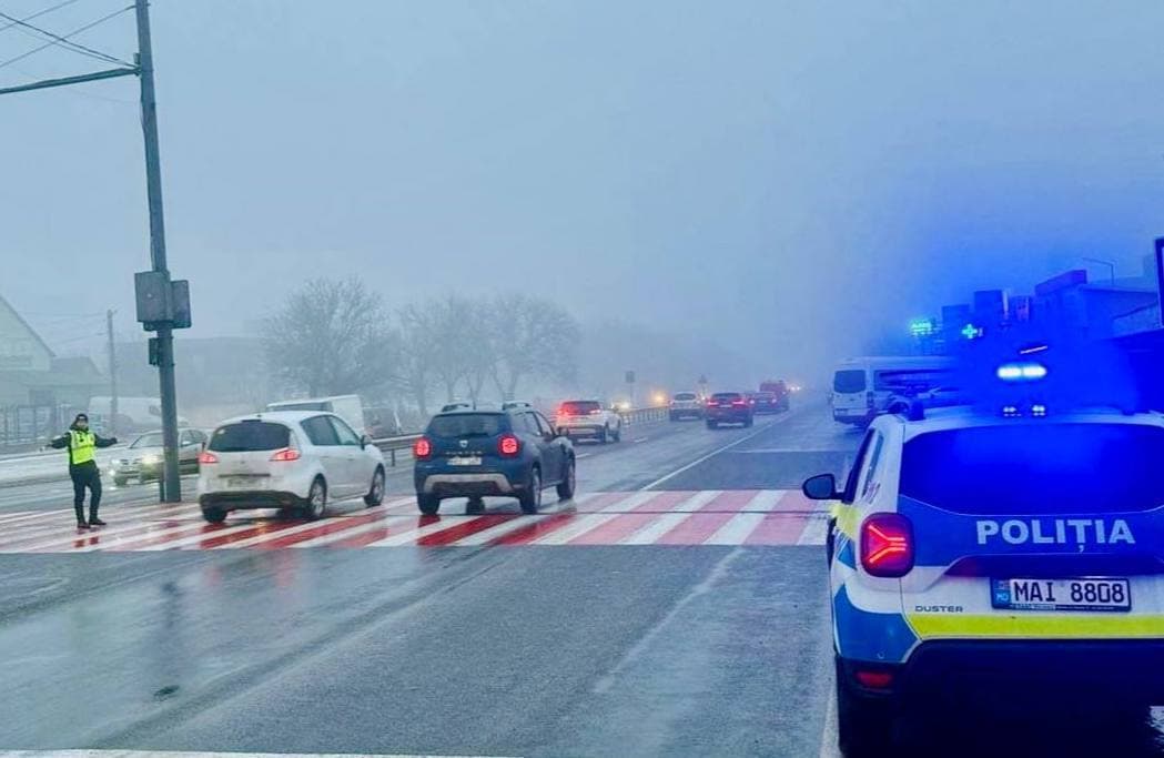 Atenție! Ceață densă și drumuri aglomerate. Poliția mărește numărul echipajelor în trafic