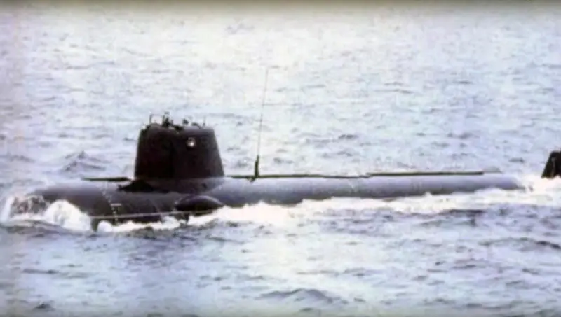 Rusia a trimis un submarin să escorteze un petrolier ruginit și gol care fuge de navele americane prin Atlantic