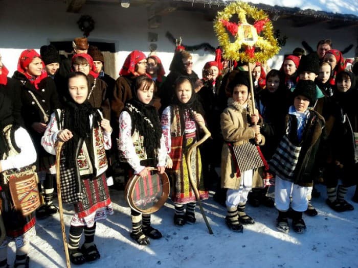 Cea de-a doua zi de Crăciun continuă tradiția sărbătorii prin vizite în ospeție și colinde
