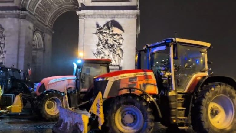 VIDEO // Zeci de fermieri din Franța protestează cu tractoarele pe lângă Turnul Eiffel