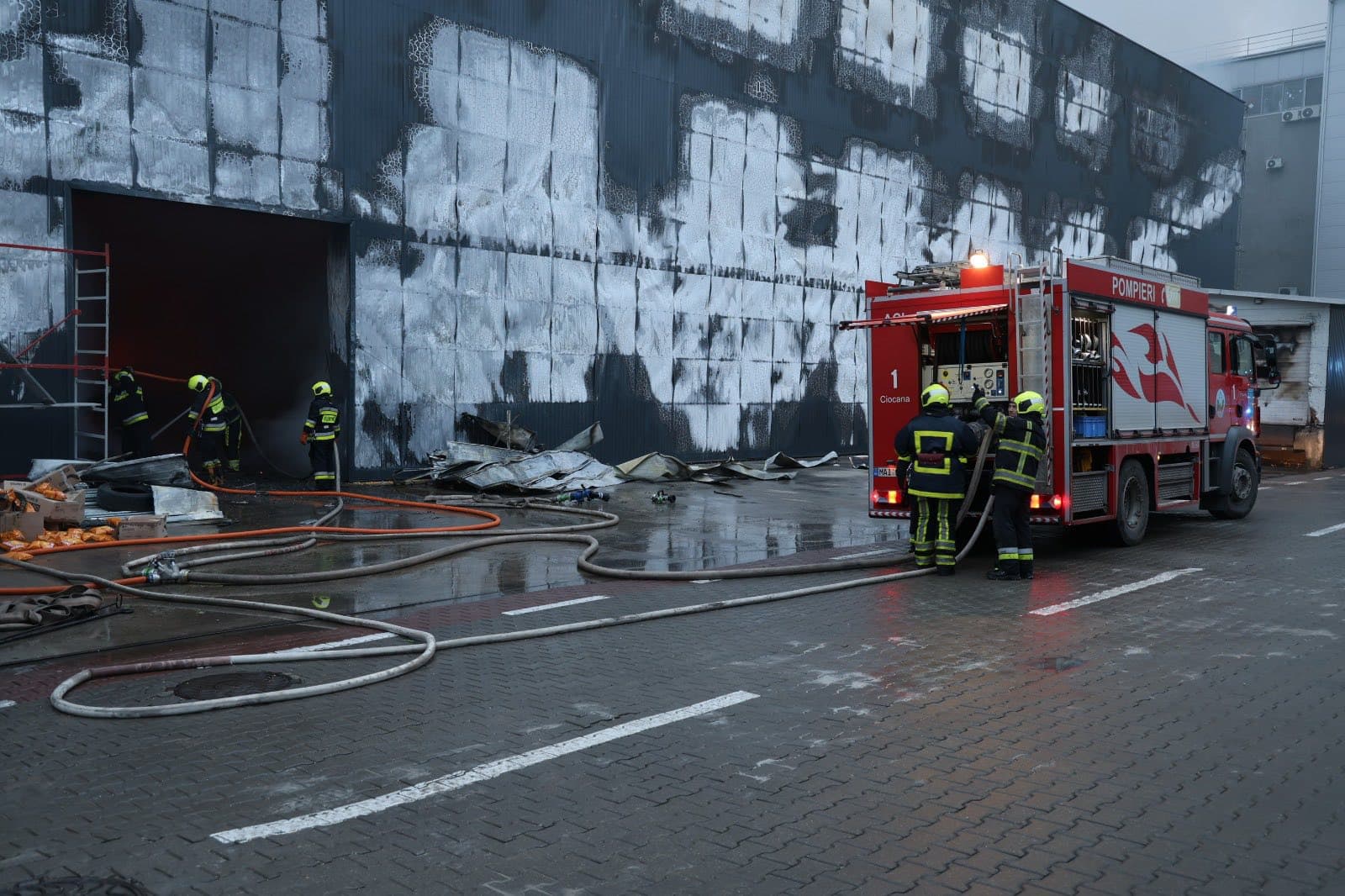 ФОТО // После примерно 24 часов борьбы с пламенем пожарные заявляют о полной ликвидации пожара на складе на улице Михая Витязула