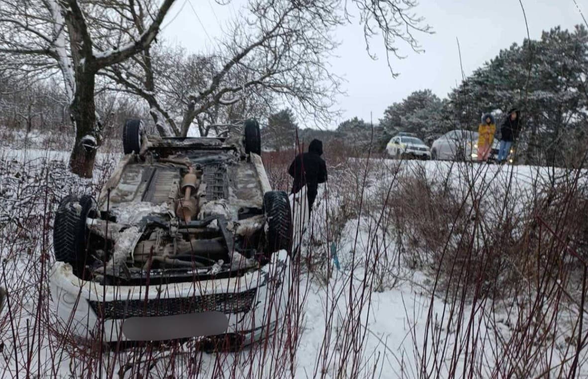 FOTO // Atenție! Condiții meteo nefavorabile pe drumurile naționale. Poliția semnalează cazuri de derapare și inversare a mașinilor