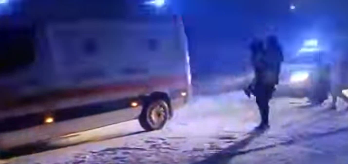 Un băiețel care avea nevoie de îngrijiri medicale urgente a fost ajutat de oamenii legii să ajungă la spital