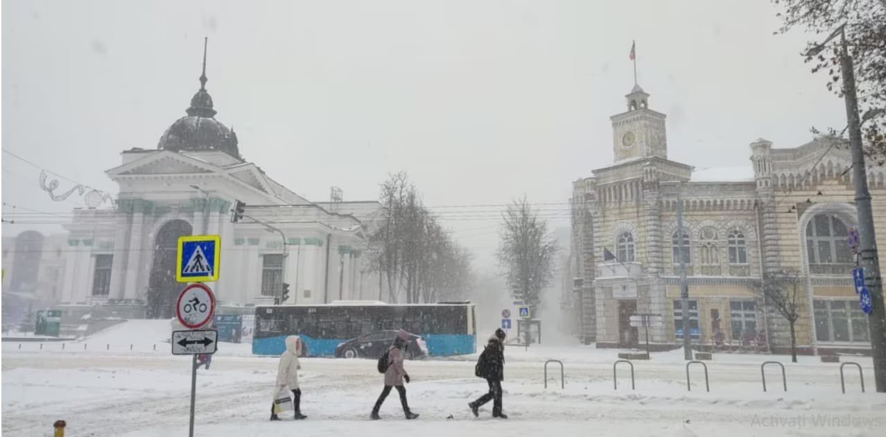 Ninsorile abundente ar putea prelungi vacanța de iarnă a elevilor