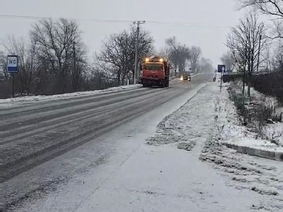 Condiții de iarnă pe drumurile naționale: intervenții non-stop pentru menținerea siguranței traficului