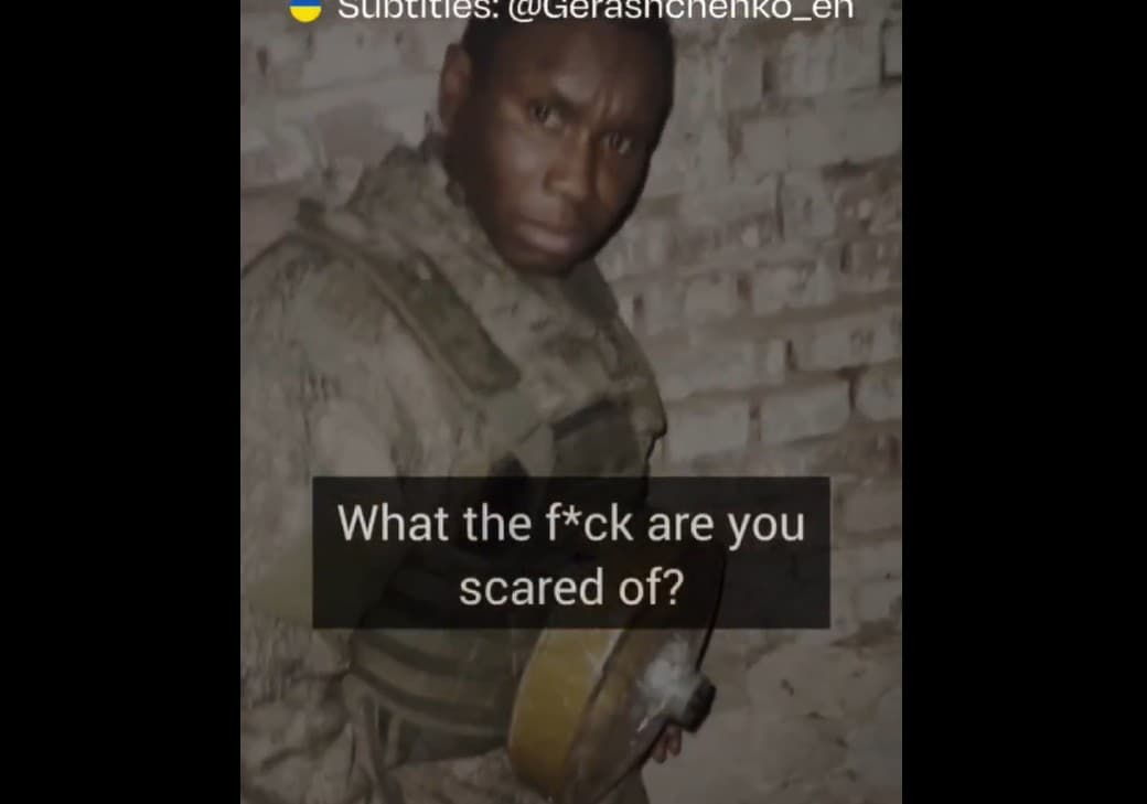 VIDEO // O filmare șocantă arată soldați ruși umilind un mercenar african. Acesta e trimis la asalt cu o mină antitanc atașată de corp