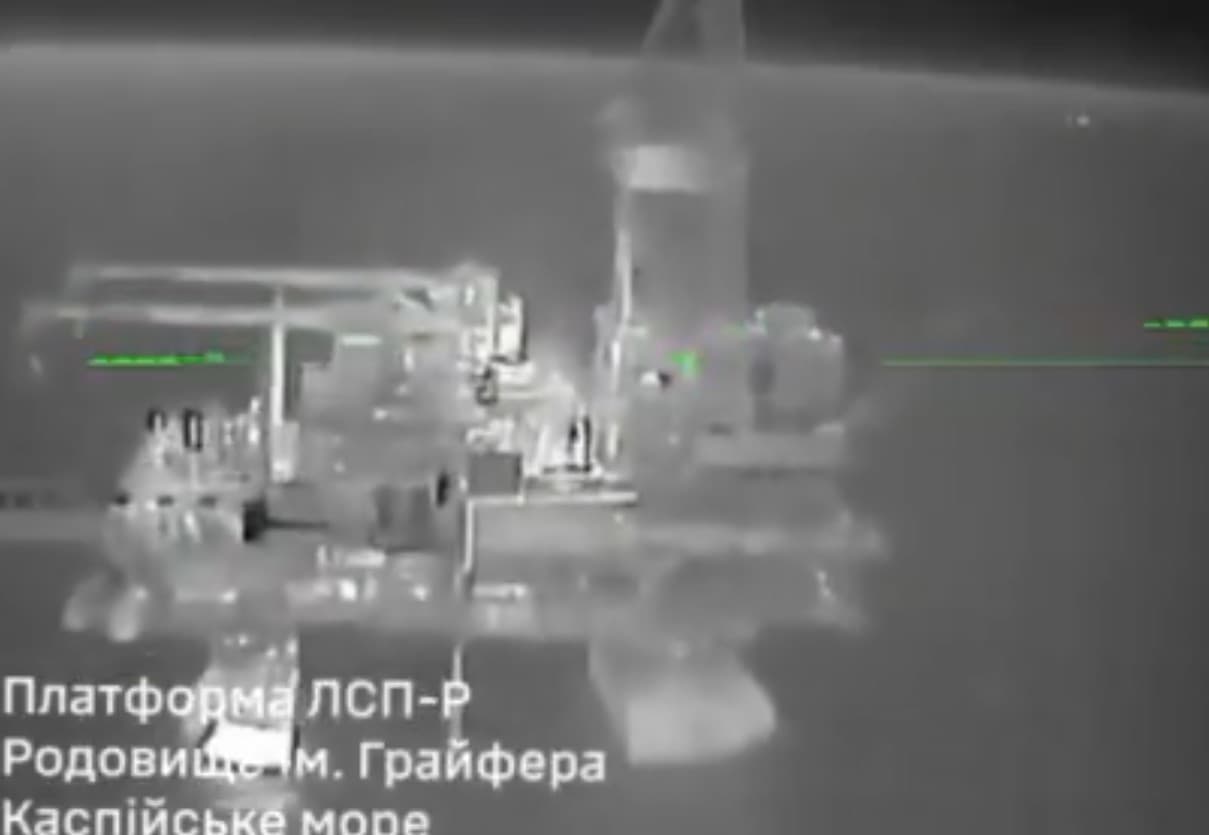 VIDEO // „Lovituri directe”. Ucrainenii anunță că au atacat trei platforme de foraj rusești ale Lukoil din Marea Caspică. Imagini cu operațiunea