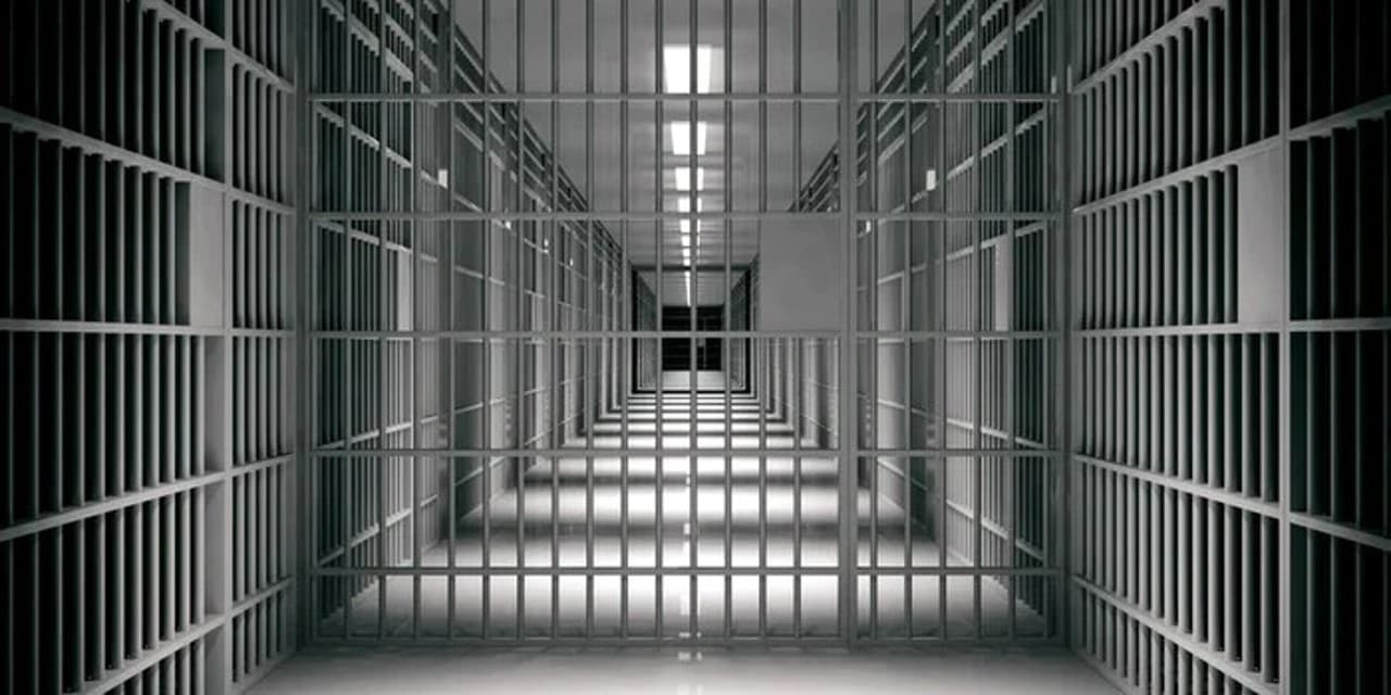 Au furat un telefon, apoi au răpit și agresat victima. Patru persoane, condamnate la închisoare