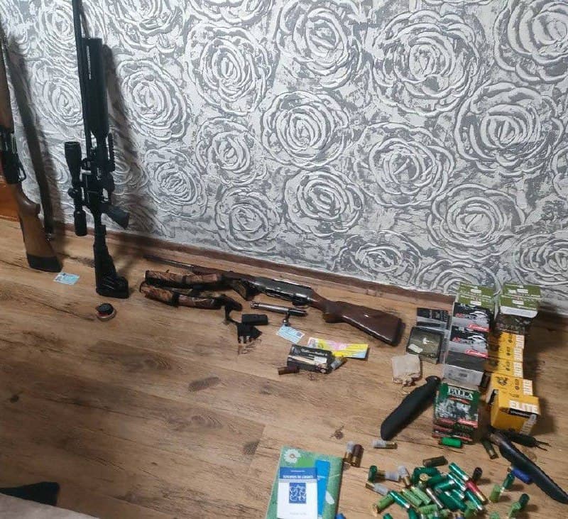 FOTO // Doi indivizi din Ialoveni, cercetați pentru braconaj. Poliția a găsit la domiciliile lor arsenale întregi de arme deținute ilegal