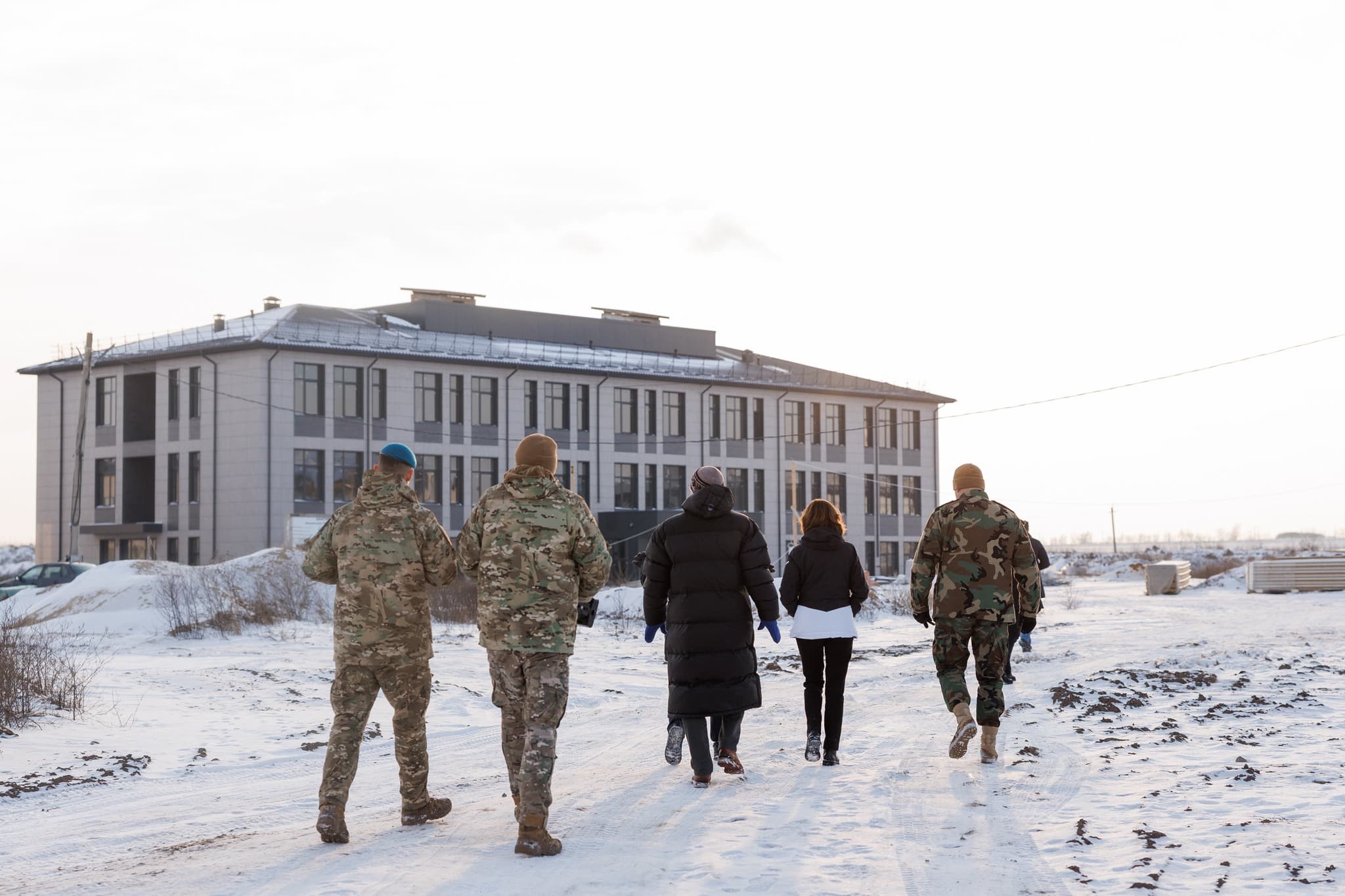FOTO // Maia Sandu a inspectat construcția noii unități militare de la Băcioi: Investițiile în apărare sunt investiții în pace