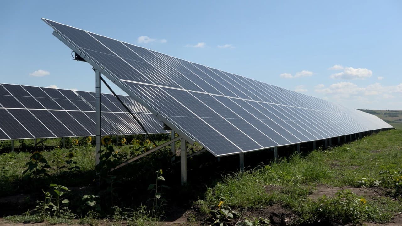 Instalatorii de sisteme de energie regenerabilă, obligați să raporteze lucrările efectuate