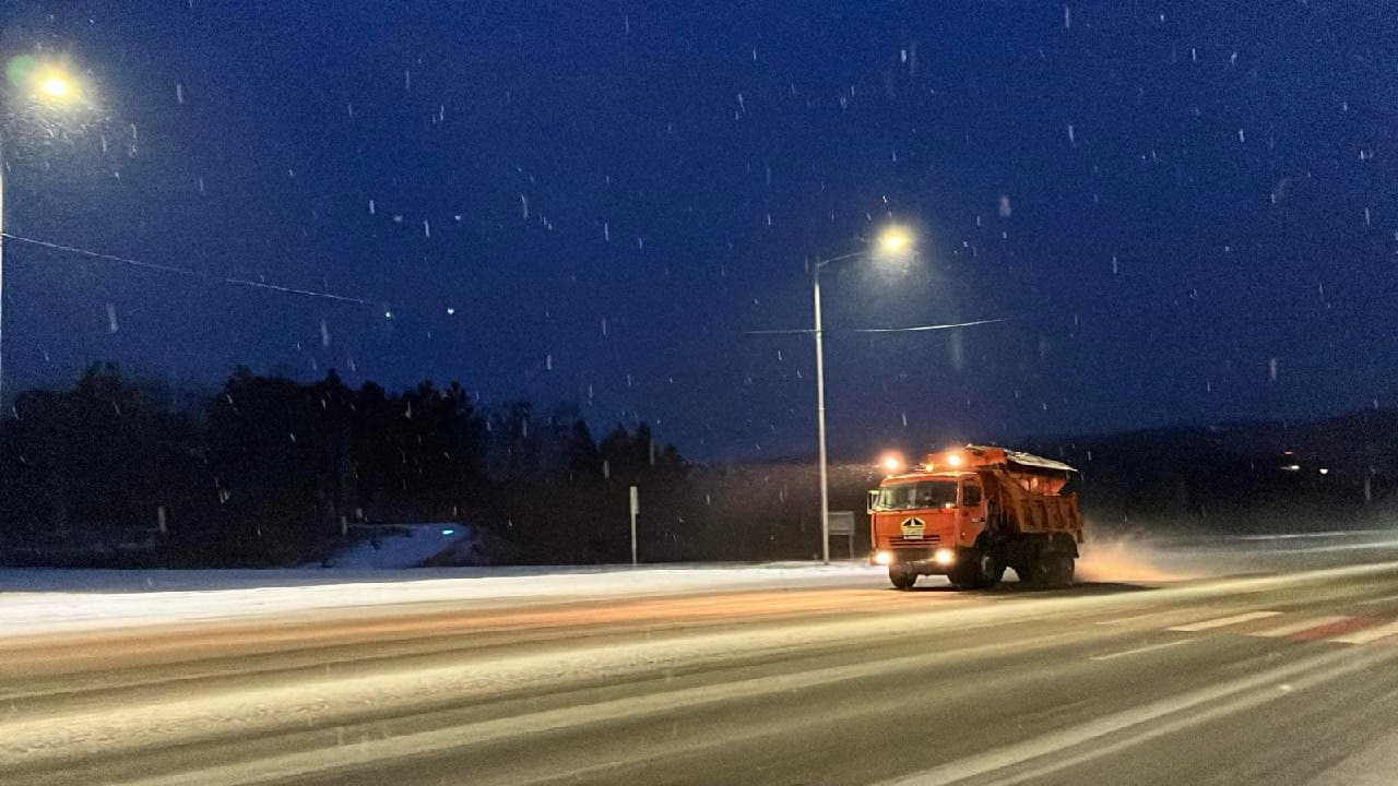 FOTO // Drumurile naționale rămân înzăpezite pe alocuri: AND continuă intervențiile după ninsorile nocturne