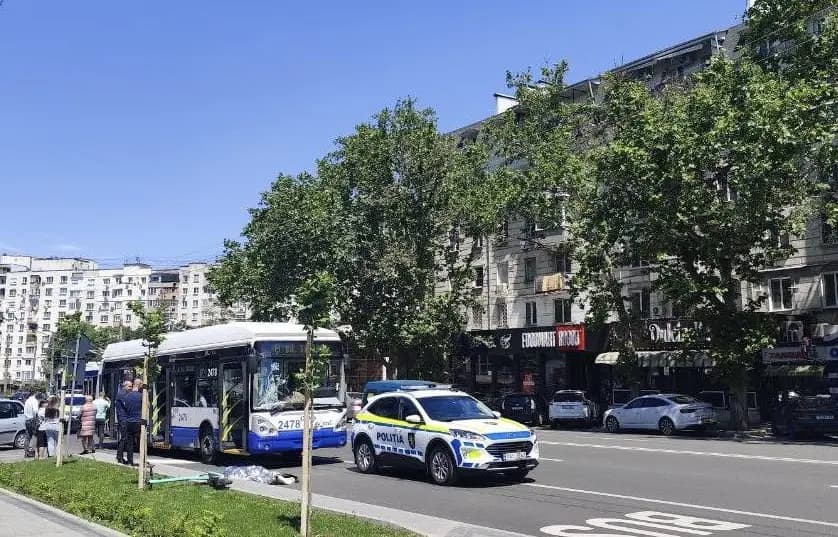 Un șofer de troleibuz, trimis pe banca acuzaților după ce a lovit mortal o femeie care traversa neregulamentar strada